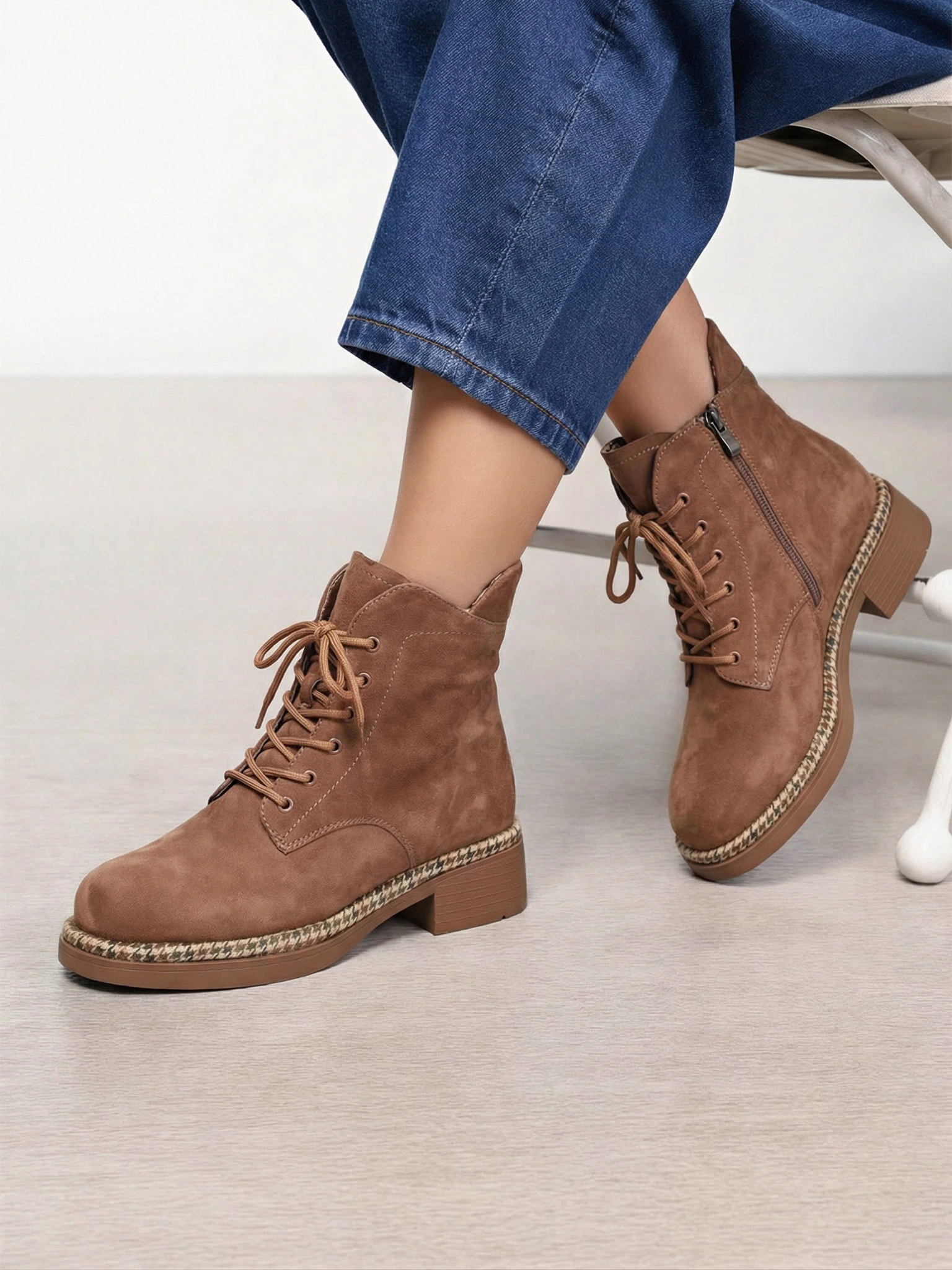 Ботинки коричневого цвета на широком среднем каблуке